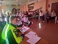 8 февраля в ФГКОУ СОШ 11 отметили "День военного топографа". Перед учащимися 9 класса выступил командир батальона управления артиллерийской разведки капитан Илясов Евгений Сергеевич. В первой части мероприятия учащиеся использовали свои знания из курса ге
